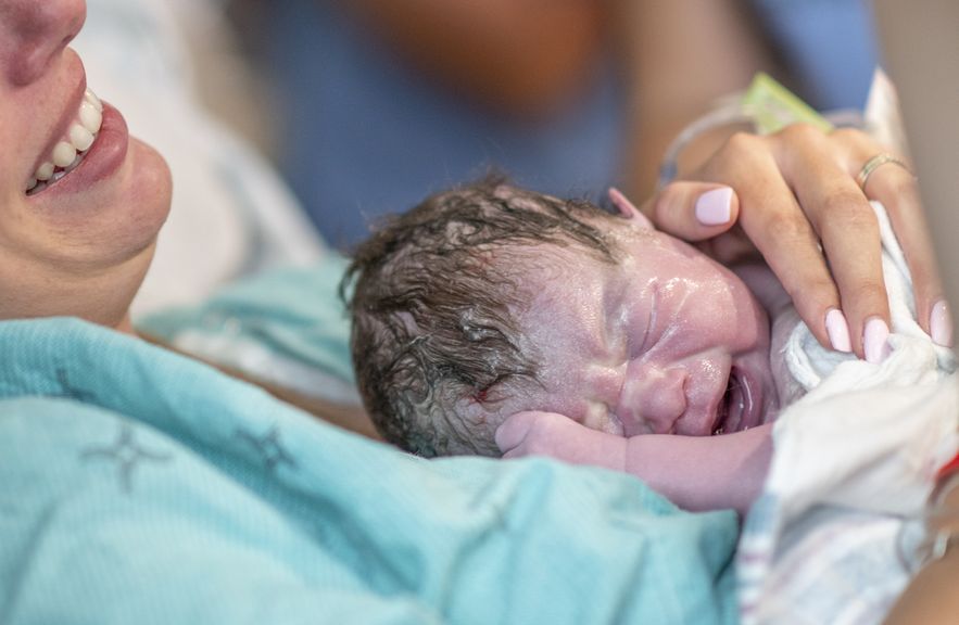 Neugeborenes Sekunden nach der Geburt