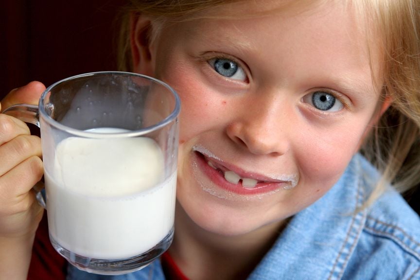 Mädchen mit einem Glas Milch