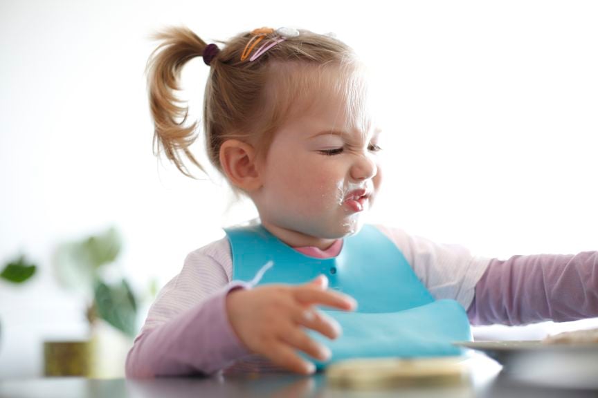 Kleinkind lehnt das Essen ab und verzieht das Gesicht