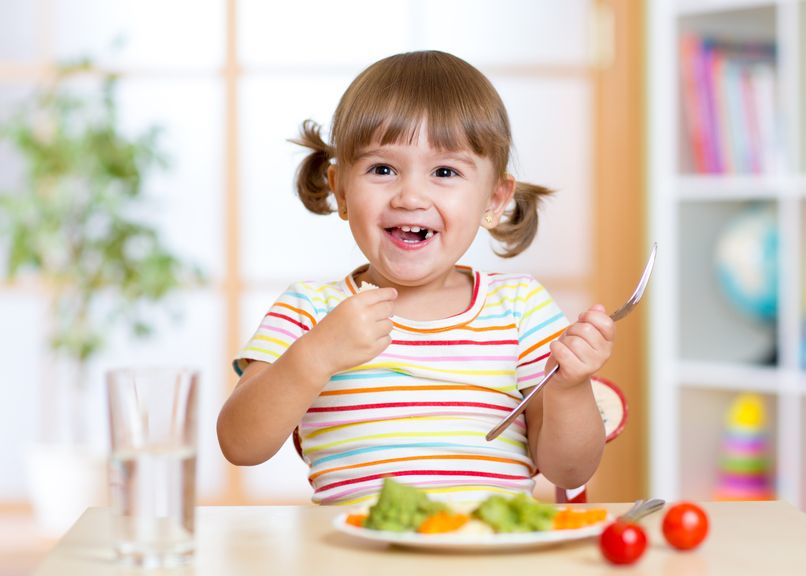 Kind isst Gemüse