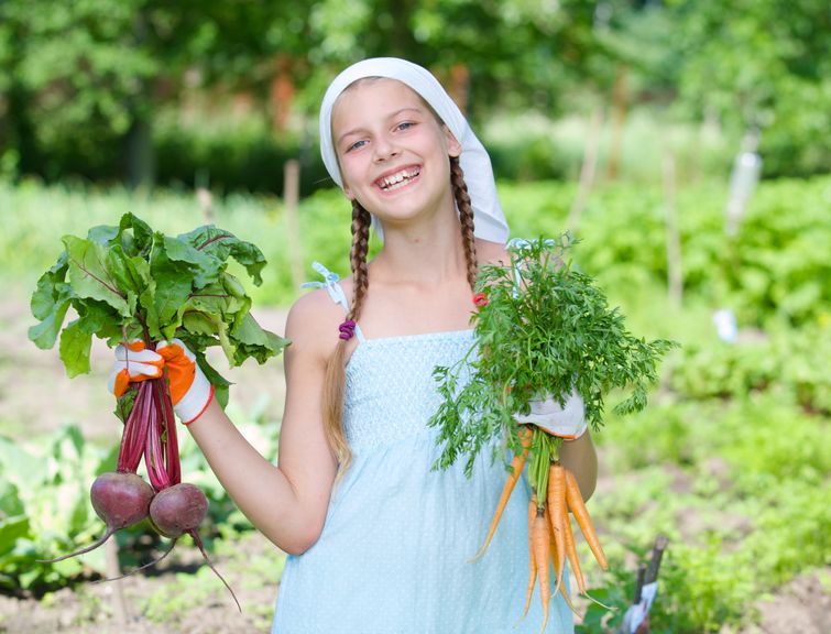 Mädchen im Gemüsegarten