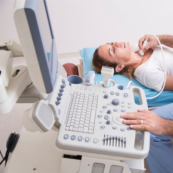 Ultraschalluntersuchung der Schilddrüse bei einer Frau
