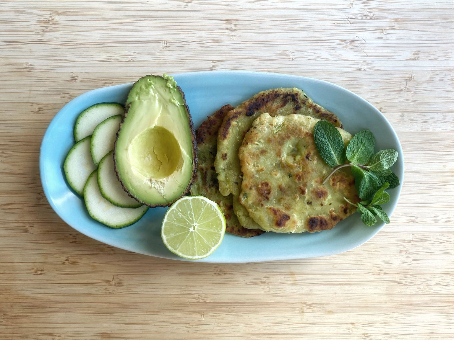 Avocado-Fladenbrot mit Zucchini und Minze