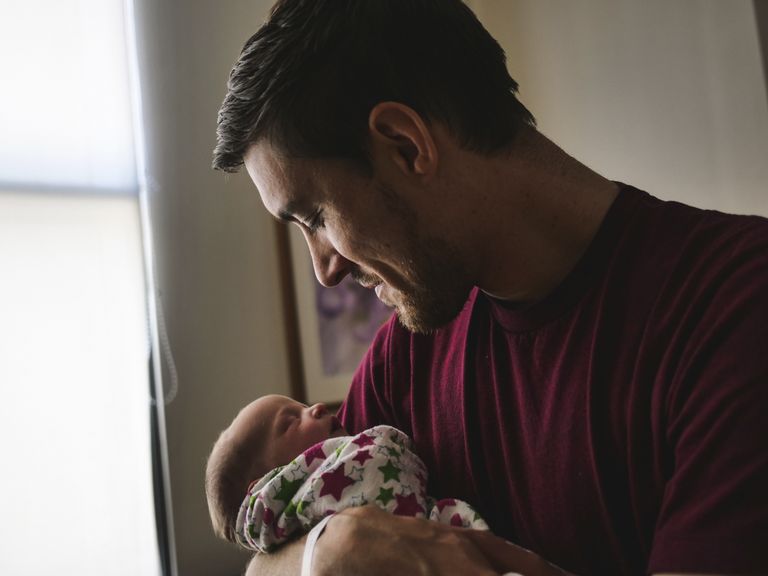 Vater mit neugeborenem Baby auf dem Arm