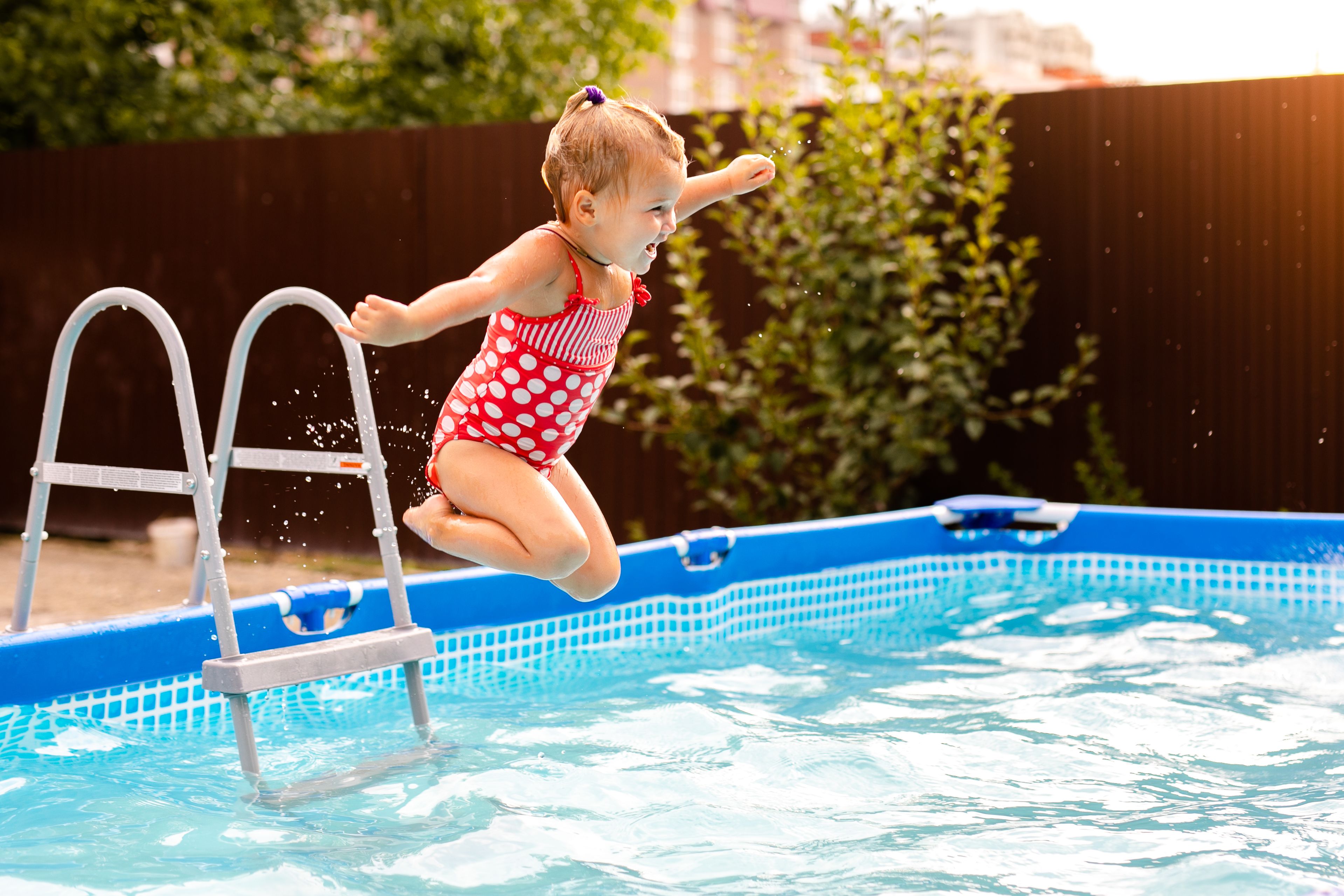 Jump the swimming pool. Дети прыгают в бассейн. Дети в бассейне. Дети в купальниках в бассейне. Прыжок в бассейн дети.