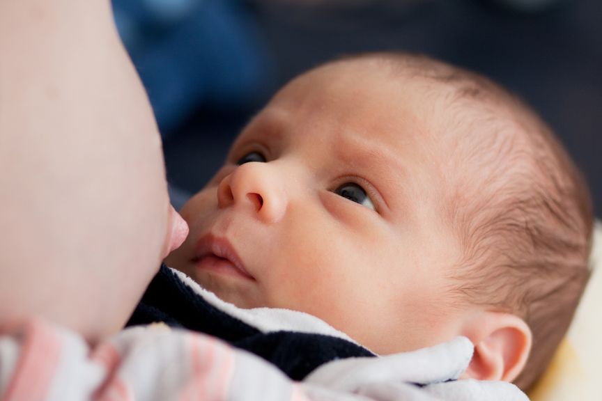 Baby schaut Mutter in die Augen statt zu trinken