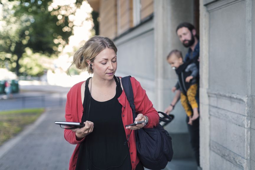 Frau geht zur Arbeit, Mann bleibt mit Kind zu Hause