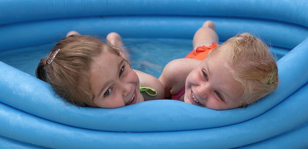 Kinder im Planschbecken