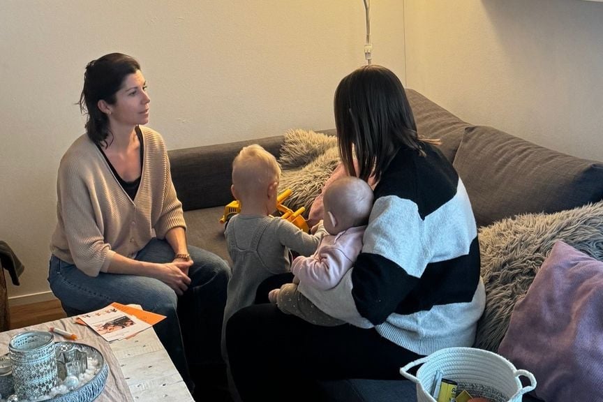 Mutter mit Baby und Kleinkind mit einer Beraterin Frühe Kindheit 