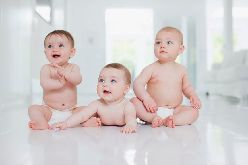 Drei Babys nur mit Windeln bekleidet