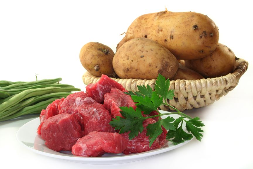 Kartoffeln, Bohnen und Rindfleisch