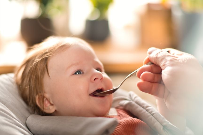 Baby und Löffel