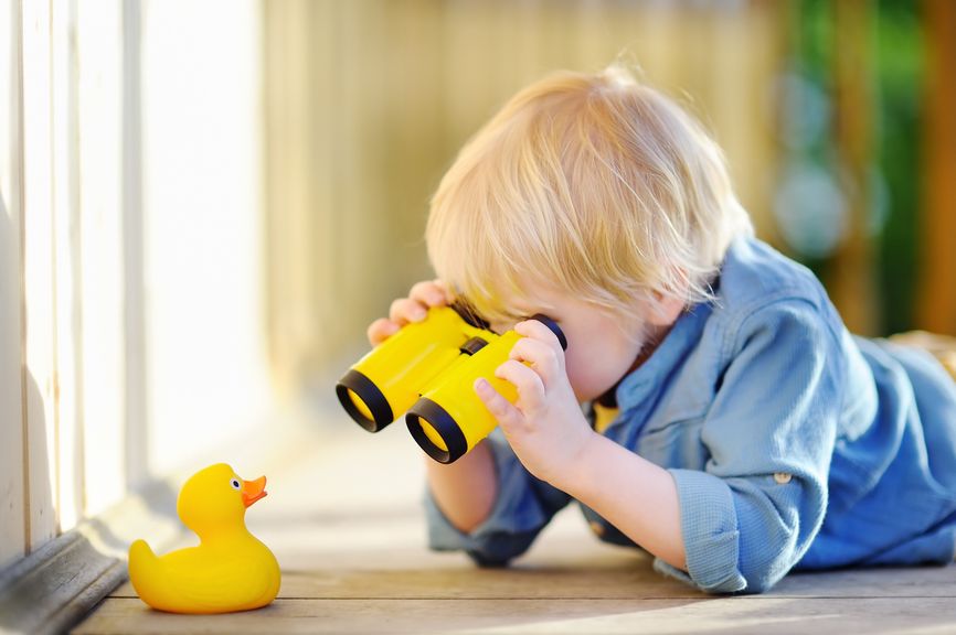 Neugieriges Kind mit Fernglas