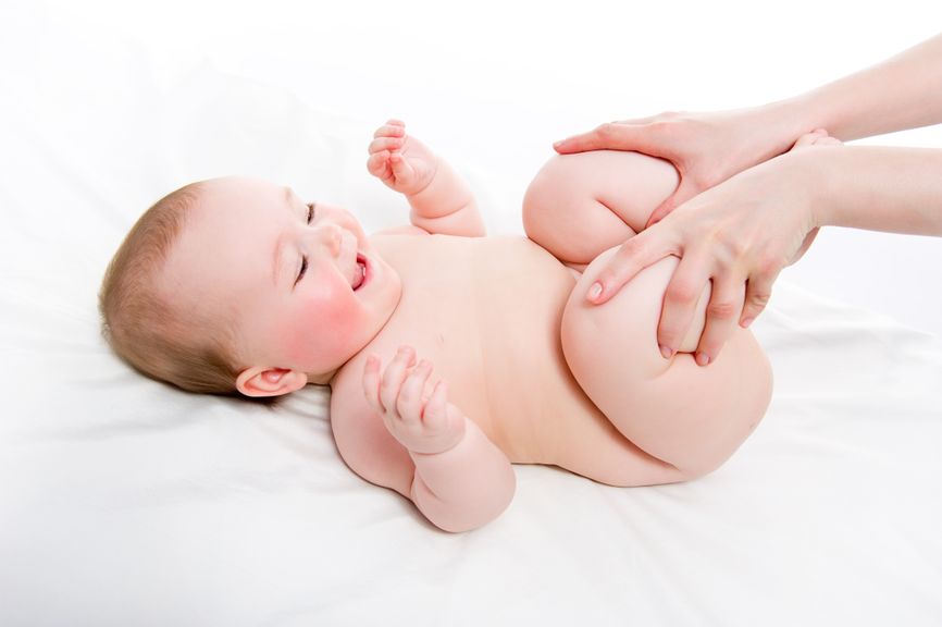 Babymassage der Beine