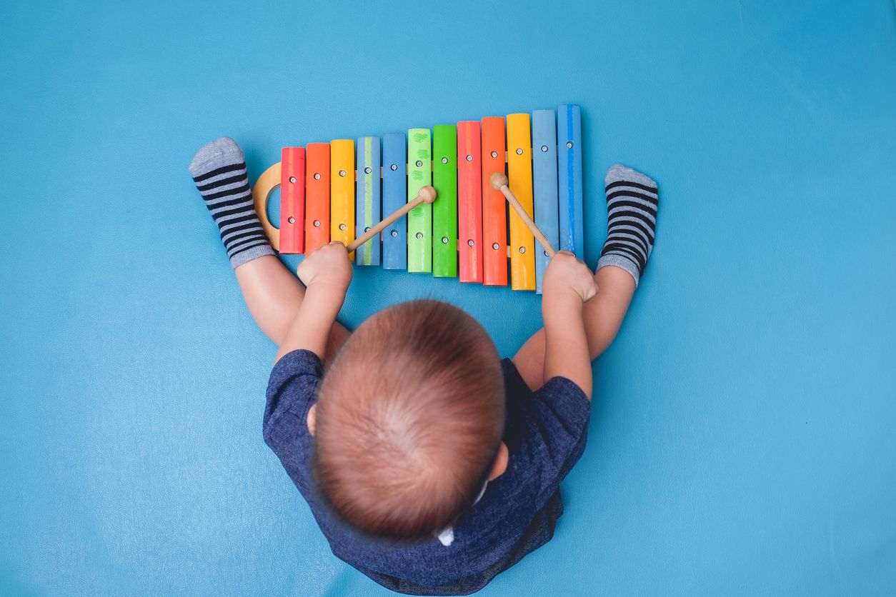 Kind spielt auf dem Musikinstrument