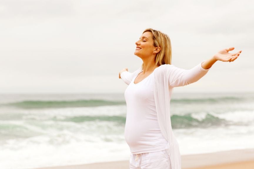 Schwangere Frau am Meer