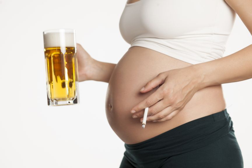 Schwangere mit Alkohol und Zigarette