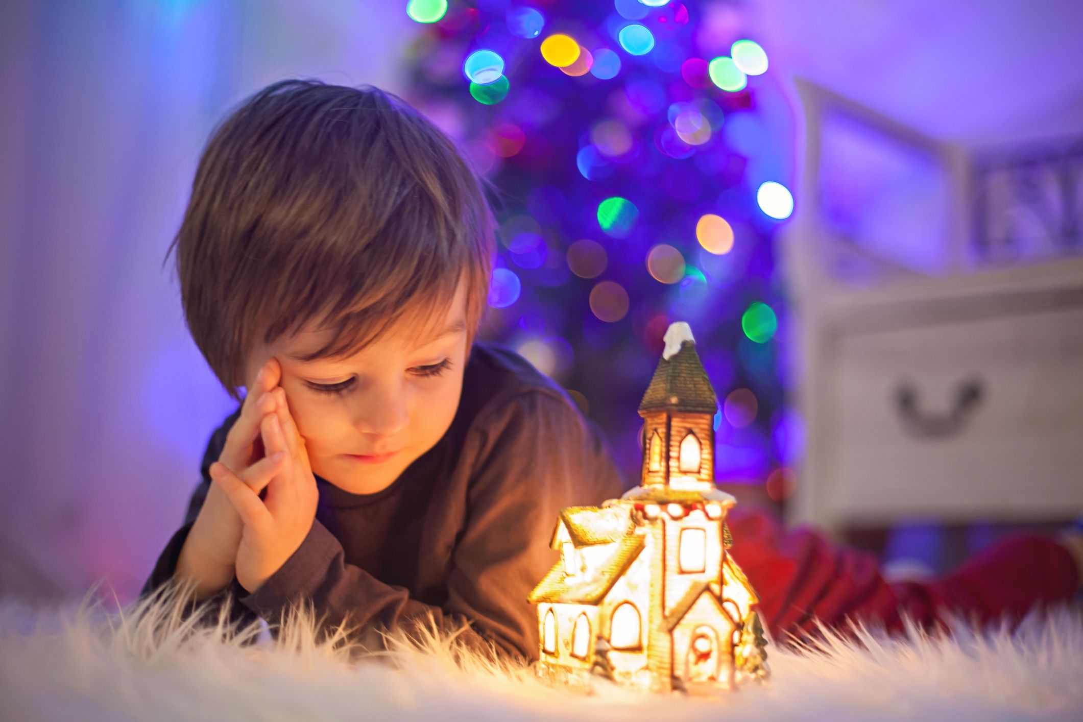 Kind mit betrachtet Weihnachtsdekoration