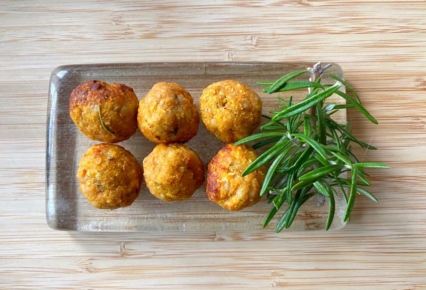 Süsskartoffel-Poulet-Bällchen mit Rosmarin