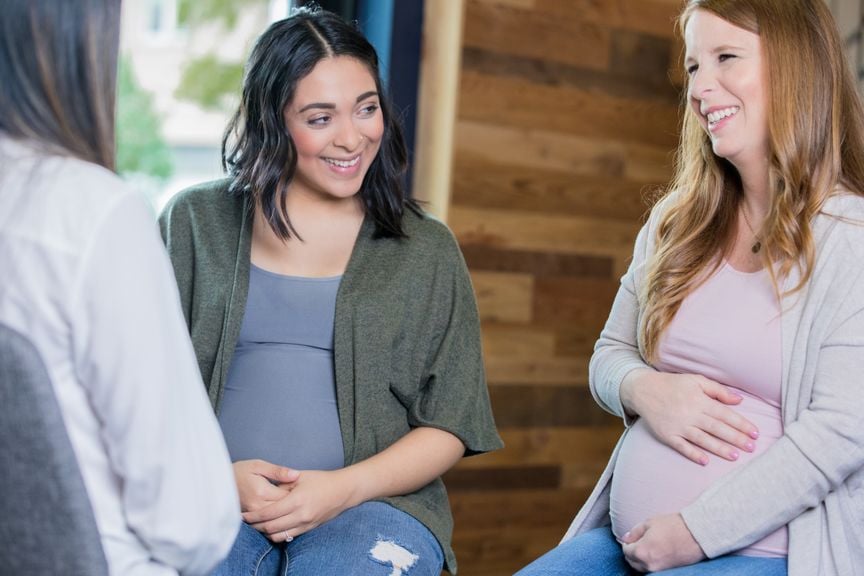 schwangere Frauen im Gespräch