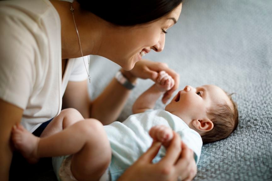 Mutter schäckert mit Baby