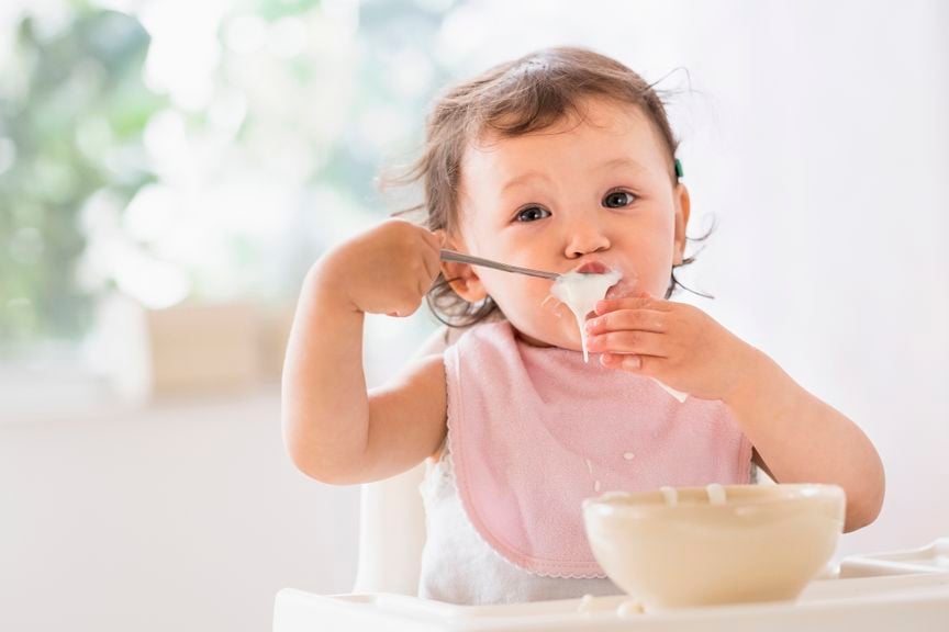 Baby isst aus einer Schüssel