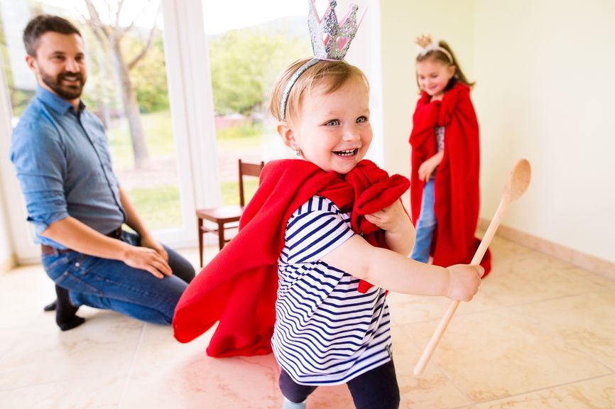 Vater und Kinder spielen Prinz und Prinzessin 