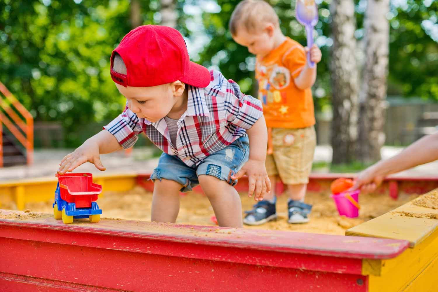 Kinder im Sandkasten auf dem Spielplatz