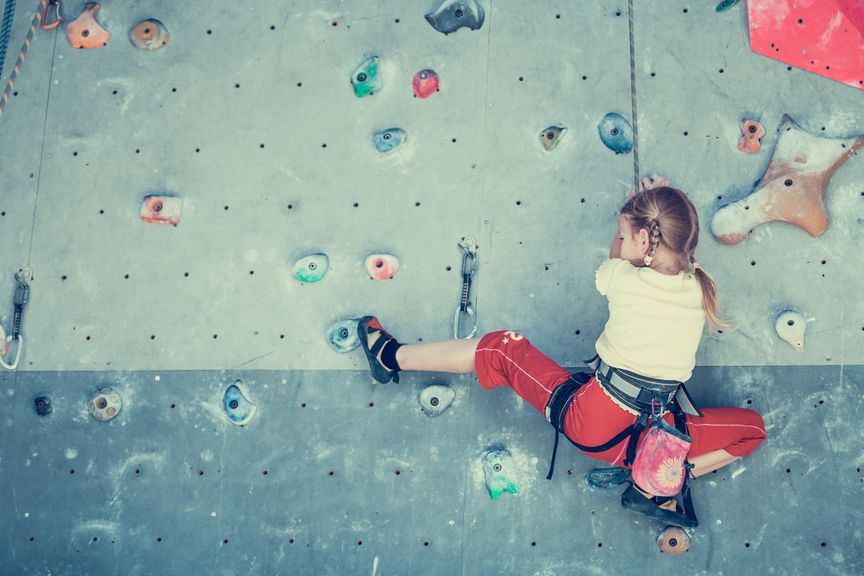 Kind in der Kletterwand