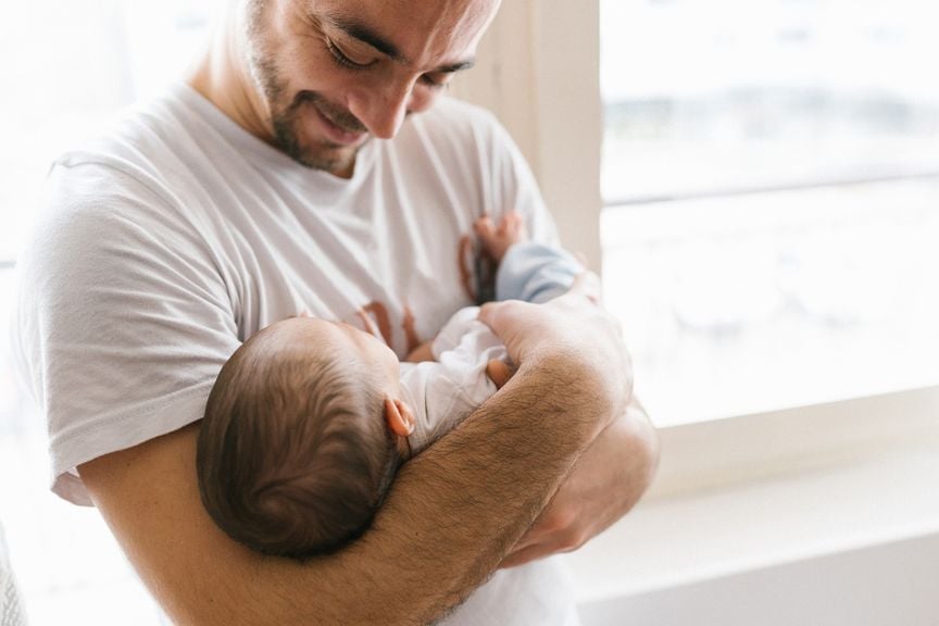 Vater mit Neugeborenem