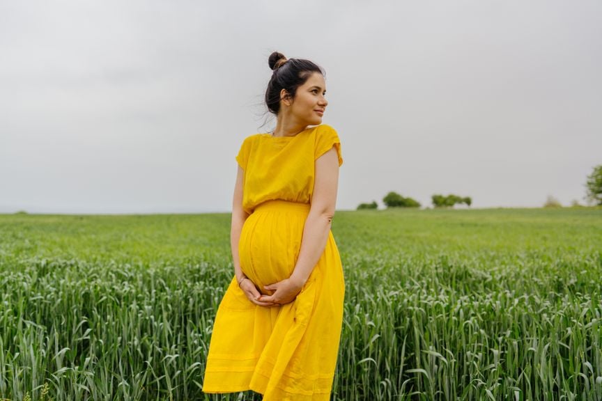 Schwangere in gelbem Kleid 