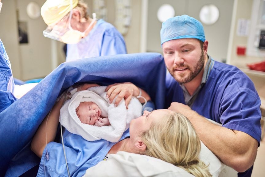 Familie mit Baby nach Kaiserschnitt
