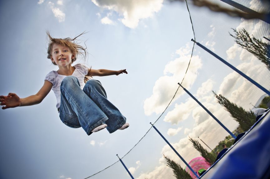 Kind springt auf dem Trampolin