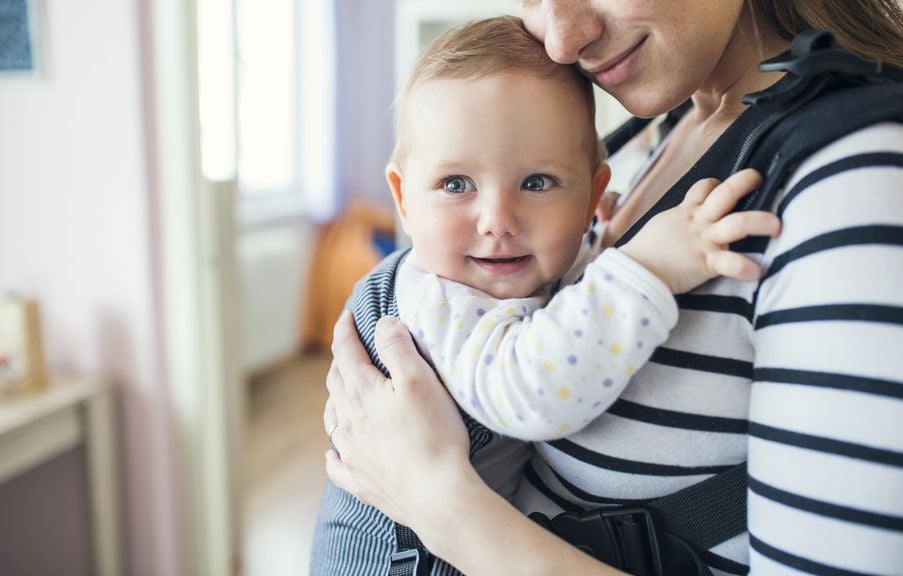 Baby wird im Tragesack getragen