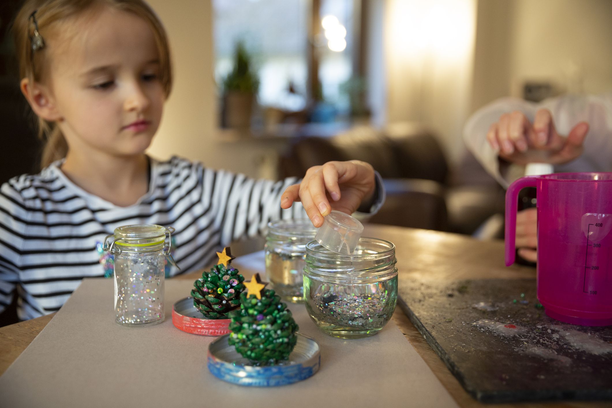 Kinder basteln Schneekugeln für Weihnachten