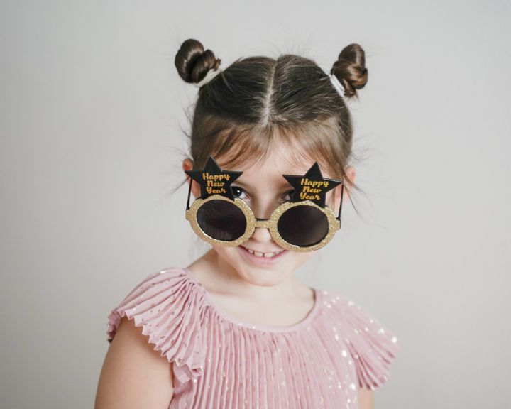 Kind mit übergrosser Brille mit der Aufschrift "Happy New Year"