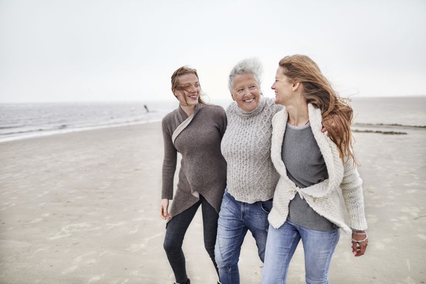 Frauen aus drei Generationen am Strand