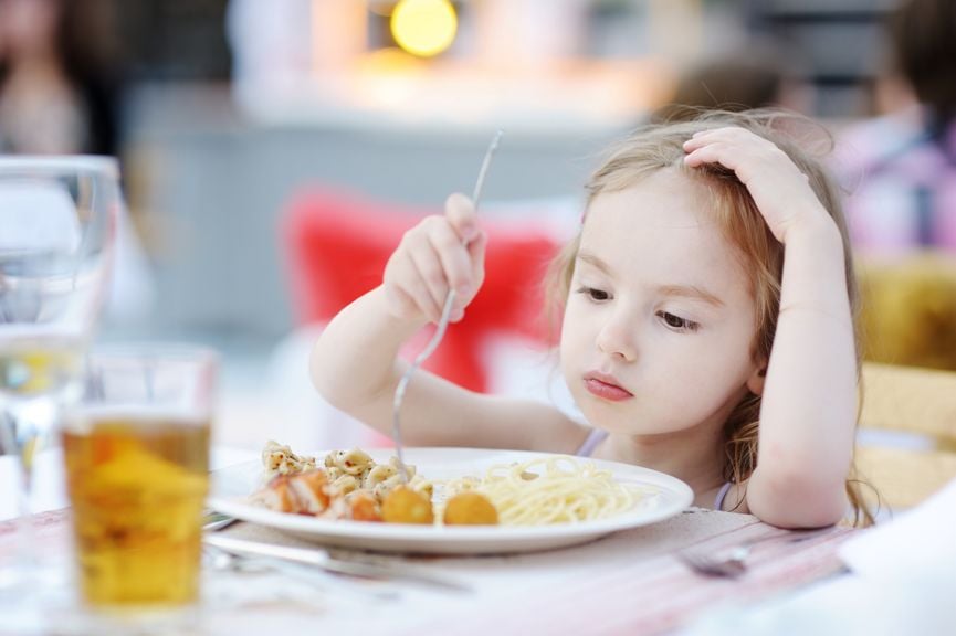 Kind stochert im Essen