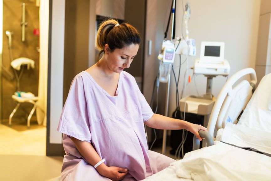 Schwangere im Spital vor der Geburt
