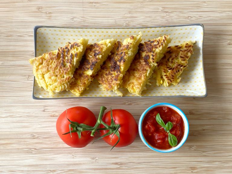 Pastadreiecke mit Tomatensauce und Tomaten