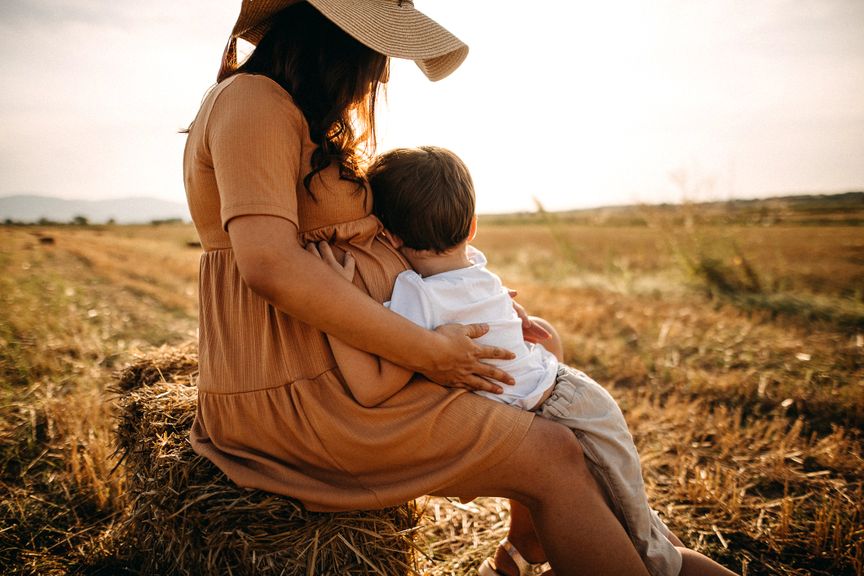 Mutter mit Kind in einem Feld