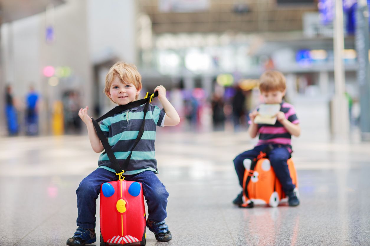 Kinder mit Rollkoffern