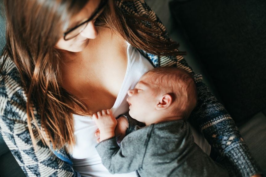 Baby schläft auf dem Bauch der Mutter