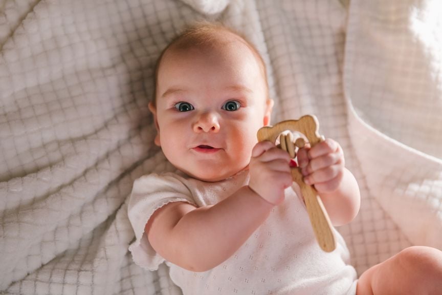 Baby mit Rassel