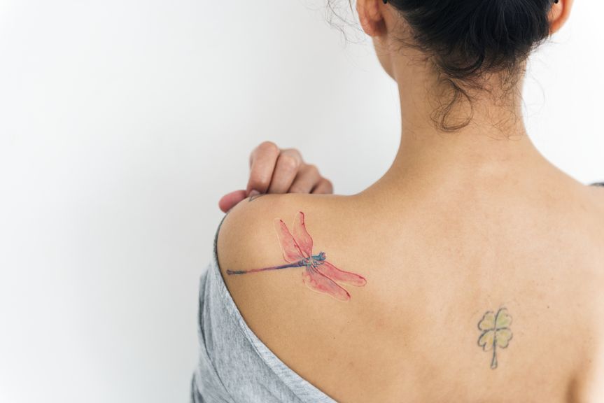 Frau mit Tattoo auf der Schulter und dem Rücken