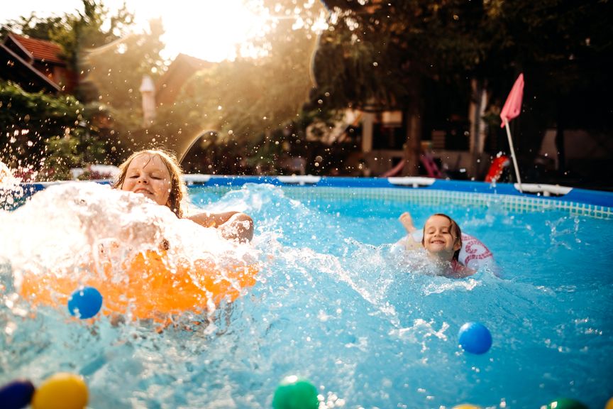 Kinder planschen im Gartenpool