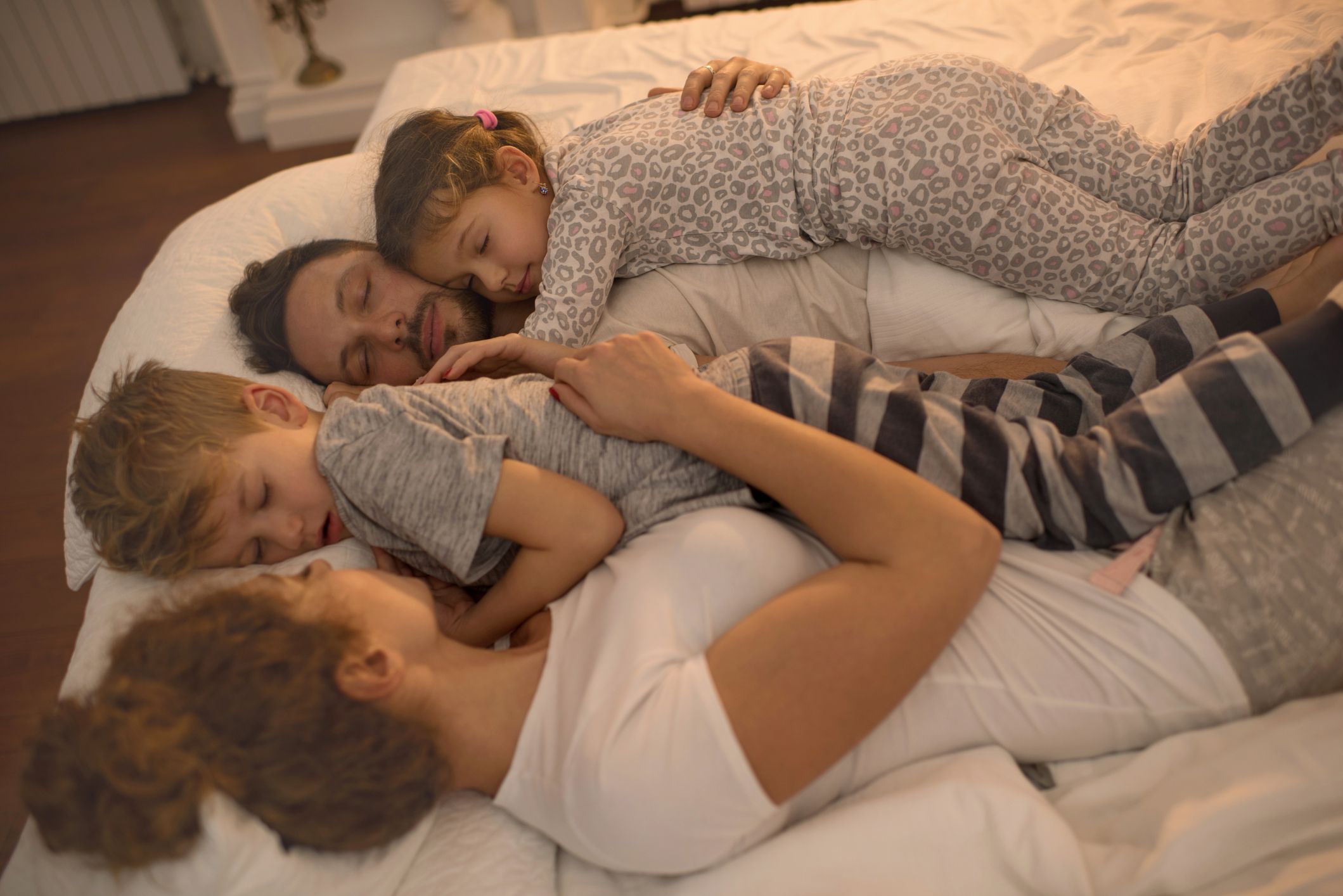 Father seduce. Родители в постели. Трое в постели. Спящие сестры. Дети вместе спят в постели.