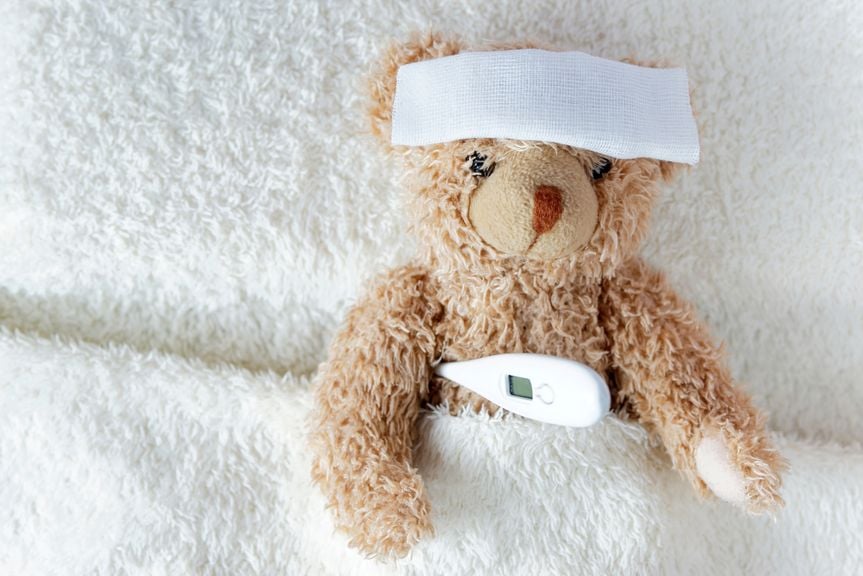 Teddybär mit Fieberthermometer und Gase