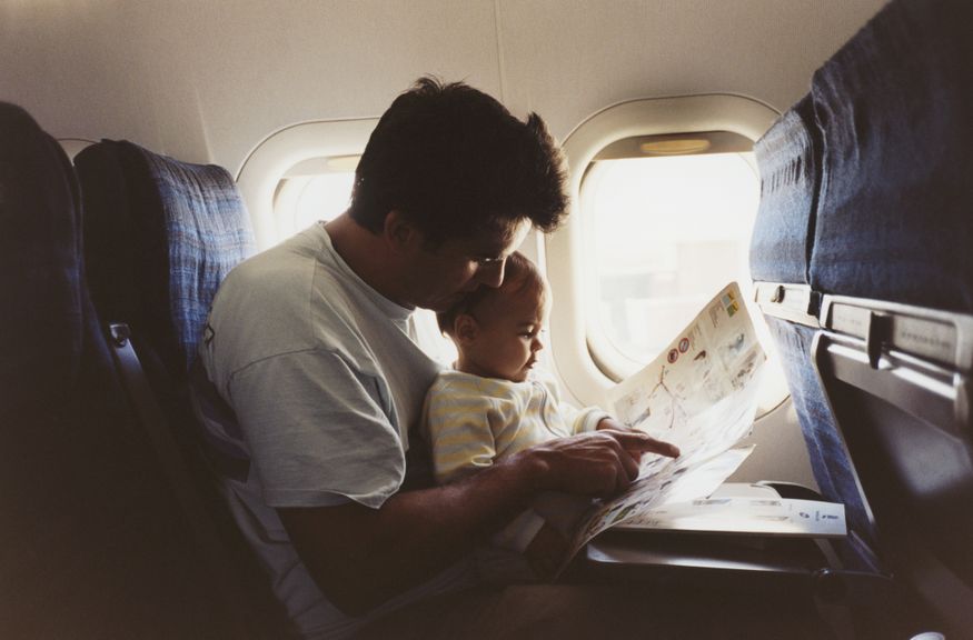 Vater mit Baby im Flugzeug