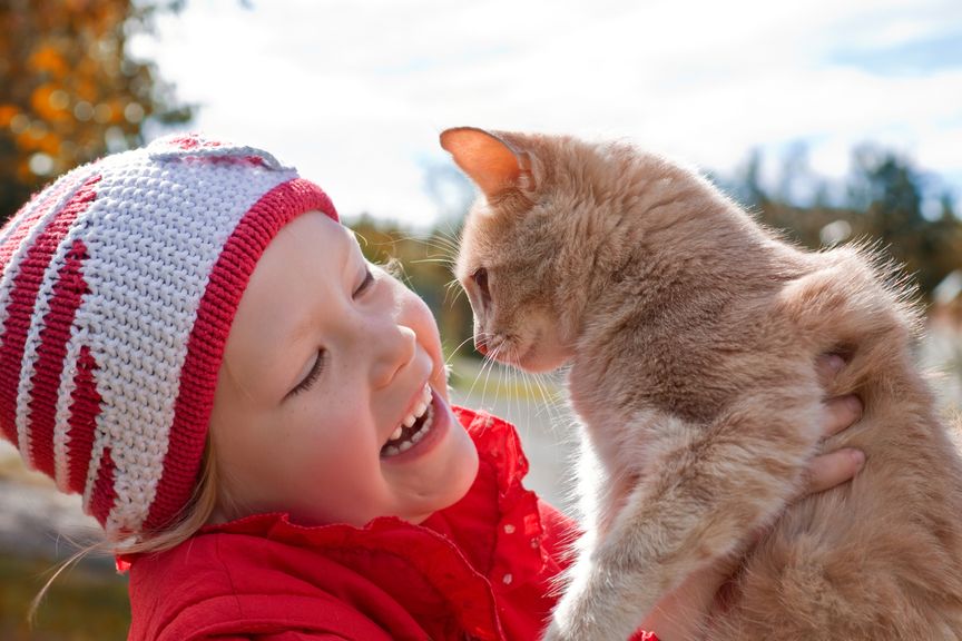 Kind hält eine Katze